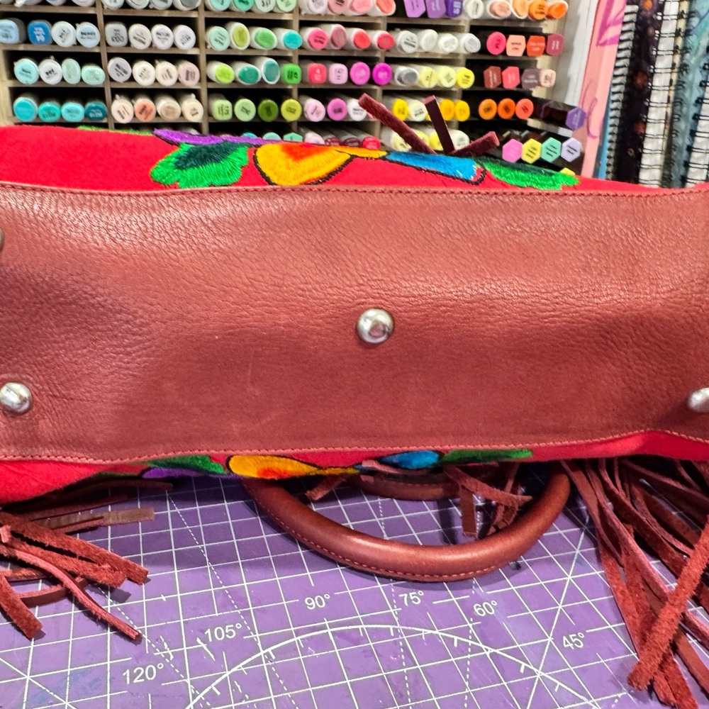 DC Bags of Guatamala fringed caryall - Picture 5 of 11
